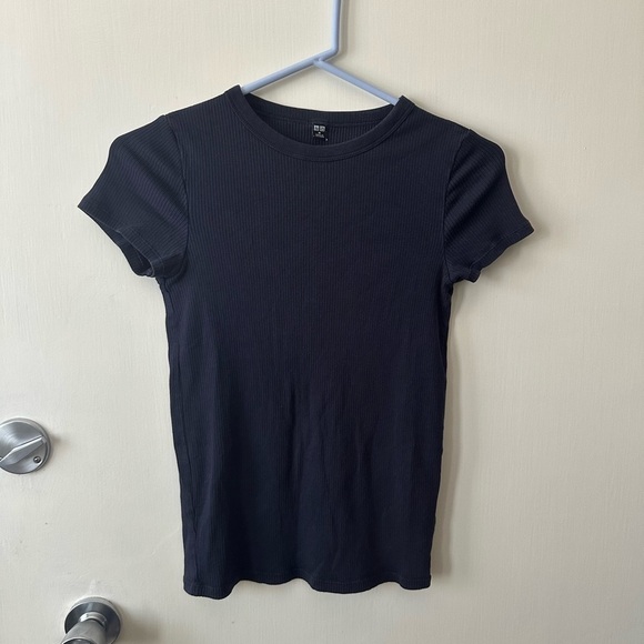 Uniqlo Women's Dark Gray Ribbed Short Sleeve Top - Picture 2 of 4